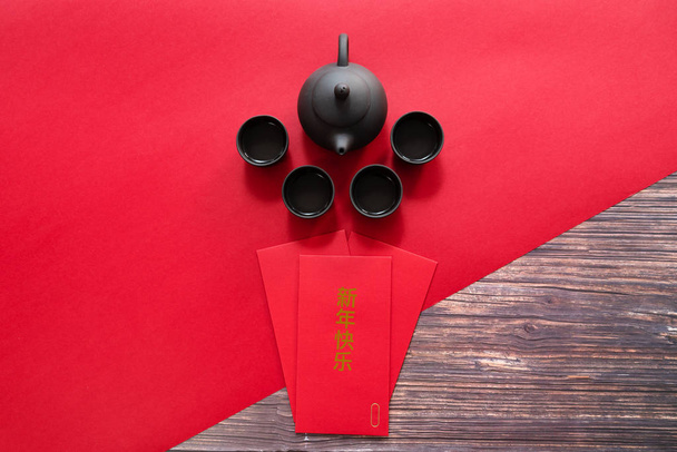 Çin Yeni Yılı kırmızı zarf ve Çin çaydanlığı sunuyor, metnin çevirisi görüntüde: Mutlu Yıllar - Fotoğraf, Görsel