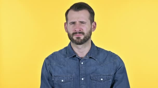 Fiatal férfi tervező nemet mond kézzel gesztus, sárga háttér - Felvétel, videó