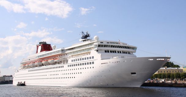 Luxus-weißes Kreuzfahrtschiff schräg auf Wasserstand geschossen - Foto, Bild