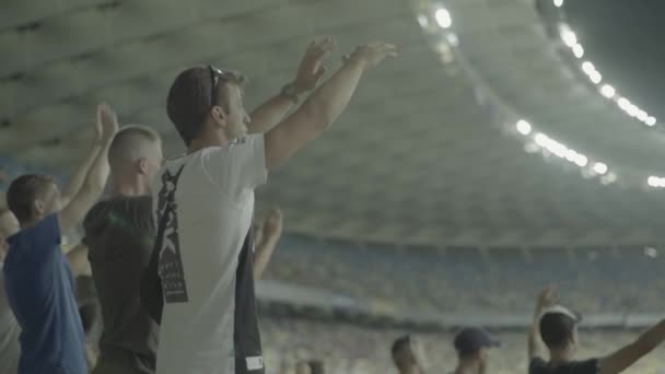 Fans at the stadium during the match. Slow motion. Olimpiyskiy. Kyiv. Ukraine. - Séquence, vidéo