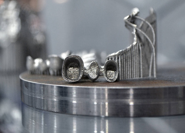 Voorwerp gedrukt op metalen 3D printer close-up - Foto, afbeelding