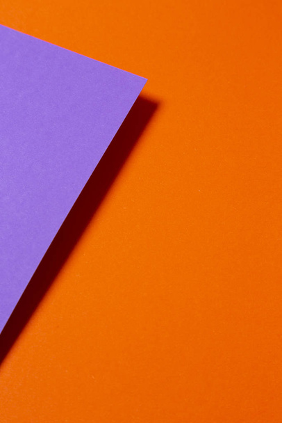背景の紙の色。要旨パステルカラーの紙の質感オレンジと紫のミニマリズム背景. - 写真・画像