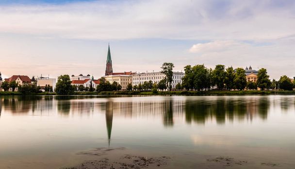 Krajobraz historycznego centrum Schwerinu i jeziora Burgsee, Niemcy. Długotrwałe narażenie - Zdjęcie, obraz