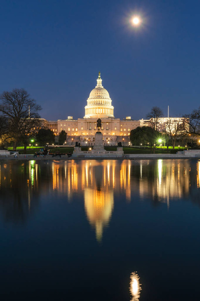 United States Capitol Building za soumraku se super úplněk odraz s velkým bazénem, Washington, DC, Spojené státy americké nebo USA, historie a kultura pro cestování koncept - Fotografie, Obrázek