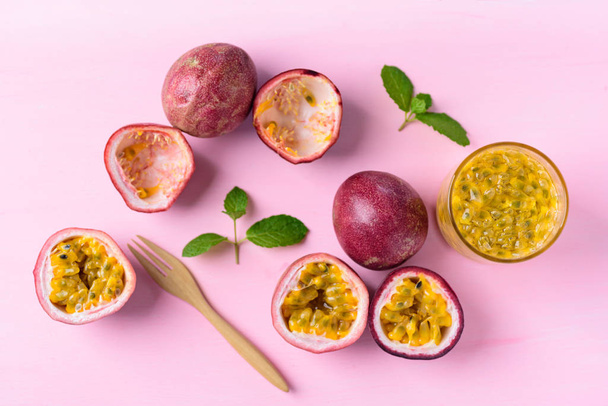 Fresca fruta de la pasión y jugo sobre fondo rosa, vista superior
 - Foto, imagen
