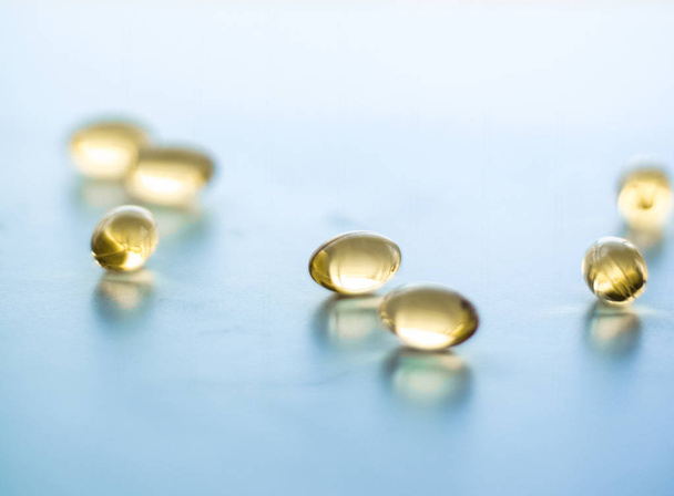Витамин D и золотой Омега 3 таблетки для здорового питания диеты, ж
 - Фото, изображение