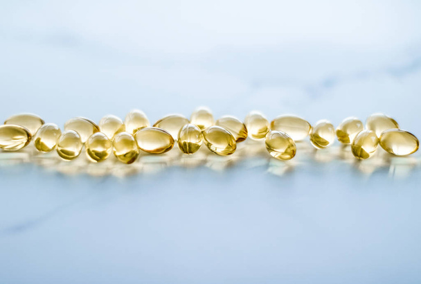 Vitamin D a zlaté Omega 3 pilulky pro zdravou výživu, f - Fotografie, Obrázek