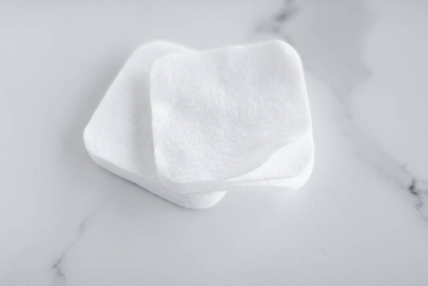 Almohadillas de algodón orgánico sobre fondo de mármol, cosméticos y maquillaje
  - Foto, imagen