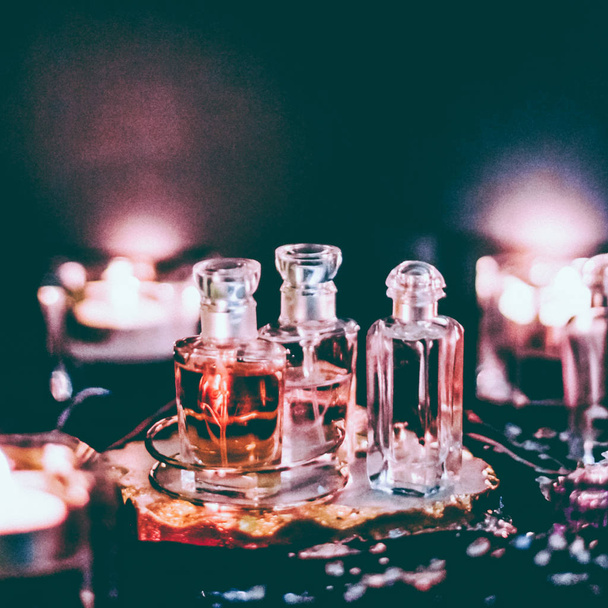 Parfumflesjes en vintage geur 's nachts, aroma geur, fra - Foto, afbeelding