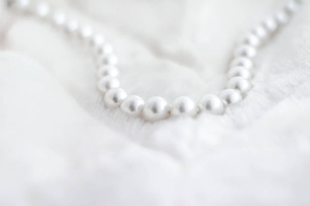 Зимові свята ювелірна мода, перлове намисто на хутряному фоні
 - Фото, зображення