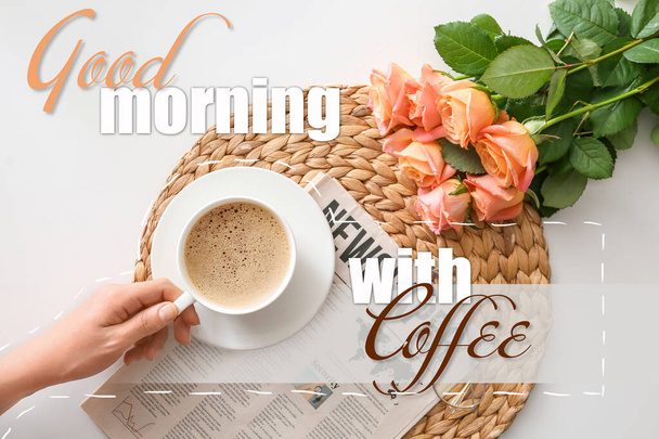 Mano femenina con taza de café, flores de rosas y texto BUENOS DÍAS CON CAFÉ sobre fondo blanco. Buenos días.
 - Foto, Imagen