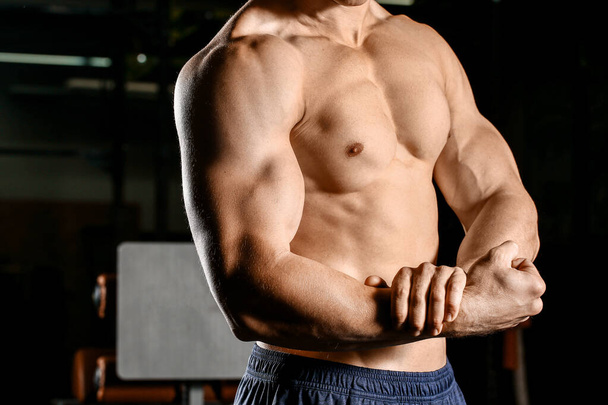 sportlicher muskulöser Mann im Fitnessstudio - Foto, Bild