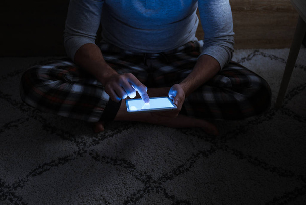 Мужчина с планшетным ПК в спальне ночью
 - Фото, изображение