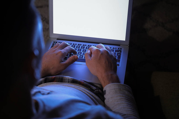 Άντρας με φορητό υπολογιστή αργά το βράδυ στο σπίτι - Φωτογραφία, εικόνα