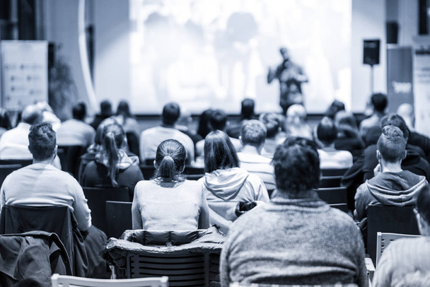 Mannelijke publieke spreker geven presentatie over zakelijke conferentie evenement. - Foto, afbeelding