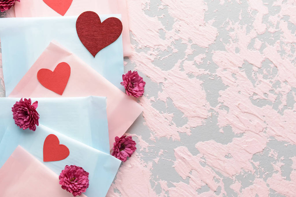 Menstruationspolster mit Blumen und Herzen auf farbigem Hintergrund. Menstruationskonzept - Foto, Bild