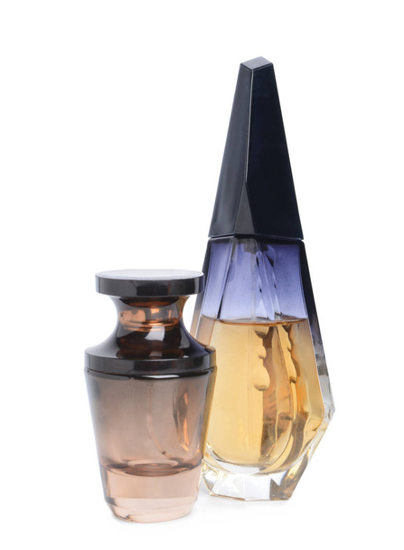 Butelki różnych perfum na białym tle - Zdjęcie, obraz