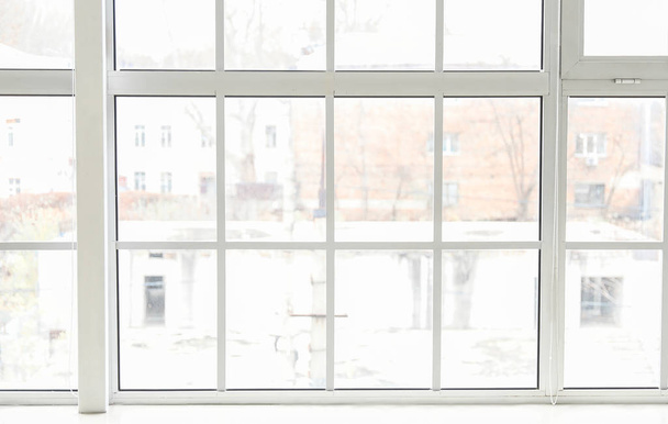Μεγάλο μοντέρνο μέταλλο-πλαστικό παράθυρο στο δωμάτιο - Φωτογραφία, εικόνα