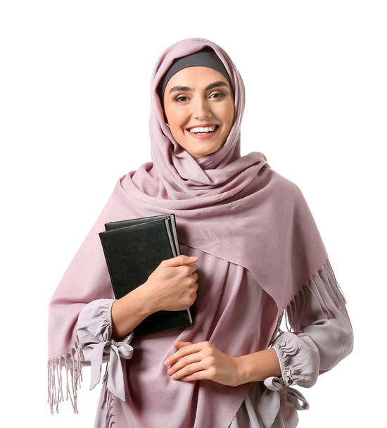 Γυναίκα Μουσουλμάνα φοιτήτρια σε λευκό φόντο - Φωτογραφία, εικόνα