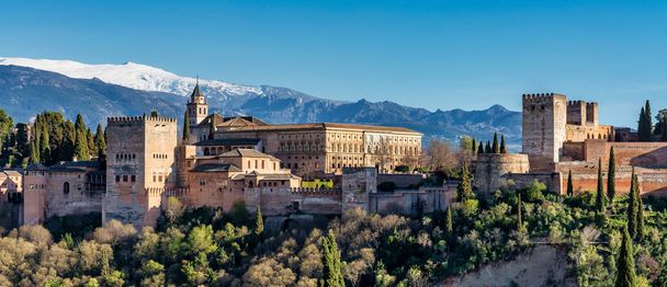 ヨーロッパのグラナダ、スペインのアルハンブラ宮殿の眺め - 写真・画像