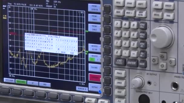 εξοπλισμός μέτρησης ραδιοηλεκτρονικού εξοπλισμού, παλμογράφος - Πλάνα, βίντεο