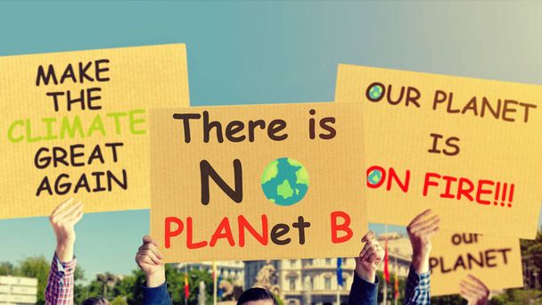 Groupe de manifestants luttent pour le changement climatique - Marche pour le réchauffement climatique avec des personnes réclamant des mesures urgentes pour lutter contre le réchauffement climatique
 - Photo, image