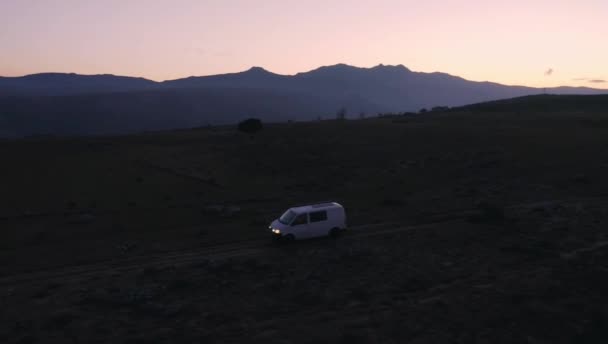 Offroad camping van aurinkopaneeli auringonlaskun aikaan
 - Materiaali, video
