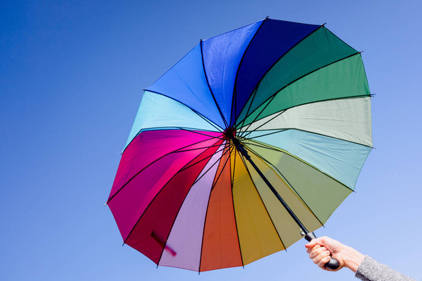 Nainen pitää sateenvarjo elinvoimainen värejä taustalla
 - Valokuva, kuva