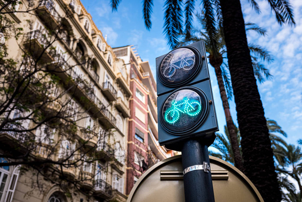 Светофор для велосипедов на велосипедной дорожке в европейском городе, Ва
 - Фото, изображение