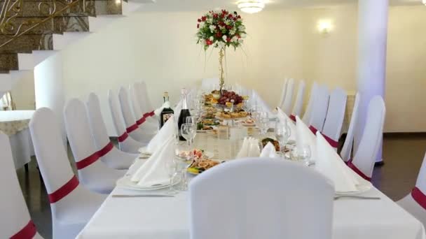Hochzeit, festliche Tischdekoration im Restaurant - Filmmaterial, Video