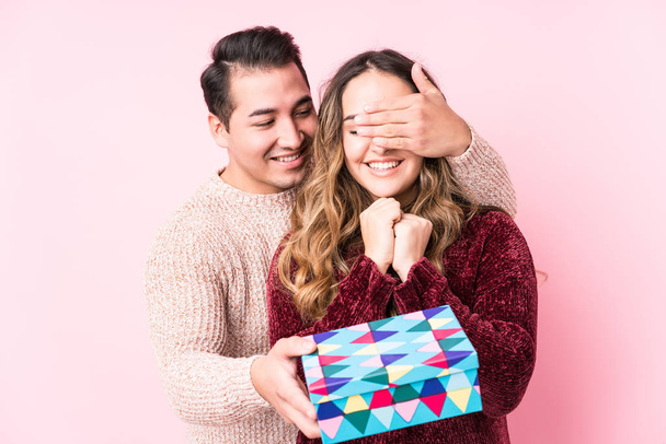 Jeune couple latin avec un cadeau
 - Photo, image
