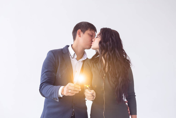 Conceito de dia e data dos namorados - Casal com sparklers no fundo branco
 - Foto, Imagem
