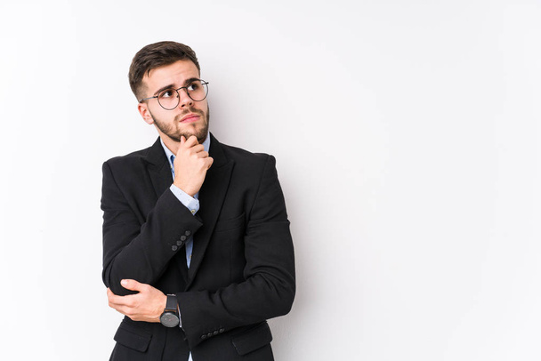 Young caucasian business man posing in a white background isolated Young caucasian business man looking sideways with doubtful and skeptical expression. - Foto, immagini