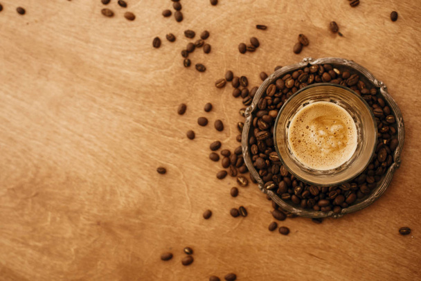 Cam bardakta köpüklü sıcak espresso eski plaka ve aromat. - Fotoğraf, Görsel