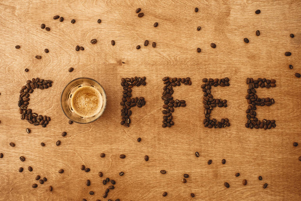 Kahve sözcüğü aromatik kavrulmuş kahve çekirdeği ve bardaktan yapılmıştır. - Fotoğraf, Görsel
