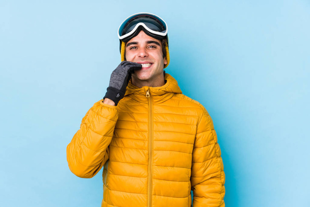 Fiatal síelő férfi visel snowboard szemüveg elszigetelt harapó körmök, ideges és nagyon ideges. - Fotó, kép