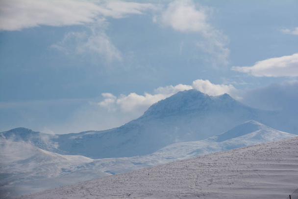 Aragatin vuori Armeniassa. Kaunis talvi maisema
 - Valokuva, kuva