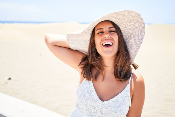 マスパロマス砂丘ビーチで夏休みを楽しむ幸せな笑顔の若い美しい女性 - 写真・画像