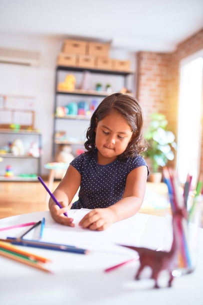 schöne Kleinkind Mädchen zeichnen niedlich zeichnen mit Buntstiften im Kindergarten - Foto, Bild