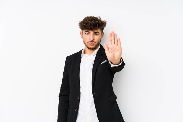 Молодий арабський бізнесмен ізольований стоячи з простягнутою рукою, показуючи знак зупинки, запобігаючи вам
. - Фото, зображення