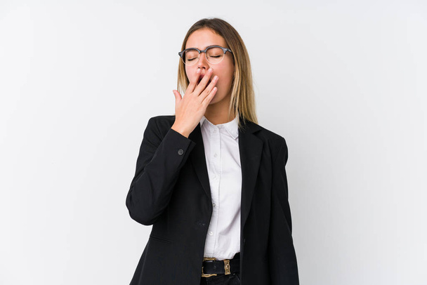 Joven mujer caucásica de negocios bostezando mostrando un gesto cansado que cubre la boca con la mano
. - Foto, Imagen