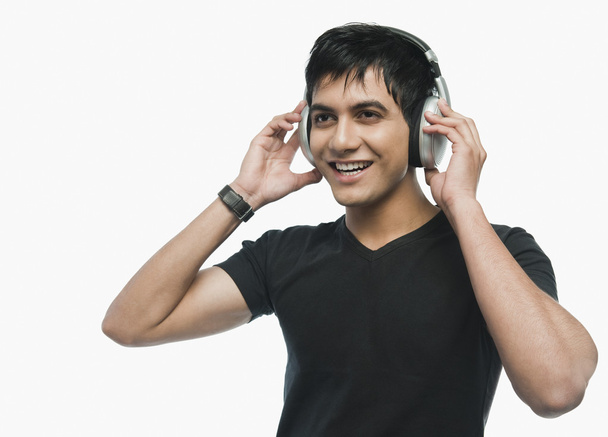 Man listening to headphones - Zdjęcie, obraz