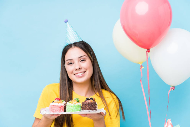 Junge Kaukasierin bereitet Geburtstagsparty vor - Foto, Bild