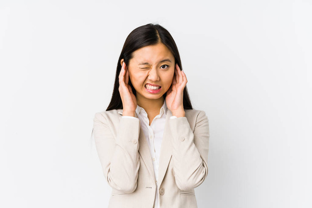junge chinesische Geschäftsfrau isoliert Ohren mit Händen bedecken. - Foto, Bild
