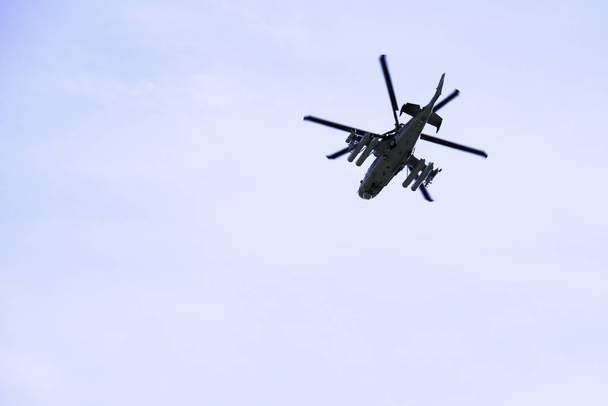L'hélicoptère d'attaque militaire russe K-52 Alligator vole contre un ciel bleu et des nuages
 - Photo, image