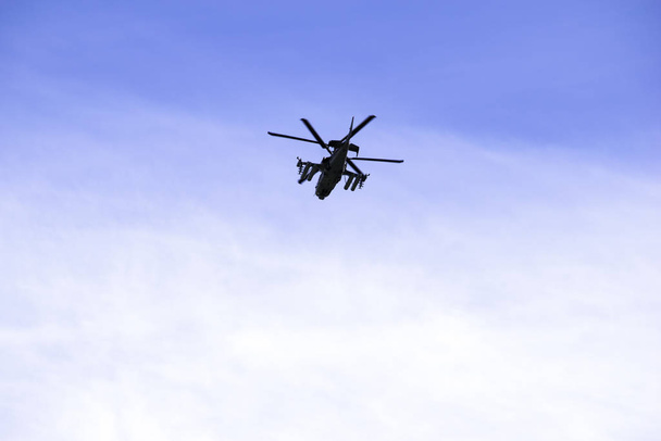 ロシア軍の戦闘攻撃ヘリコプターK-52ワニは青い空と雲に対して飛ぶ - 写真・画像
