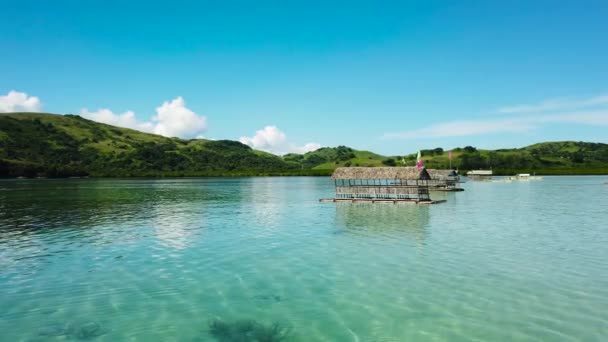Manlawi Sandbar schwimmende Ferienhäuser auf den Karamanen. Eine Lagune mit schwimmenden Schritten, Blick von oben. - Filmmaterial, Video