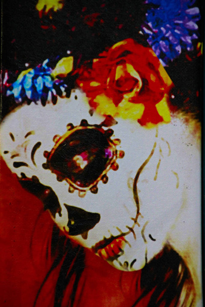 Los Angeles, CA / USA lokakuu 31,2015: Day of the Dead Festival kyltti Olvera kadulla. Nainen, jolla on kallomeikkiä. Calavera Katrina. Meksikolainen Halloween
. - Valokuva, kuva