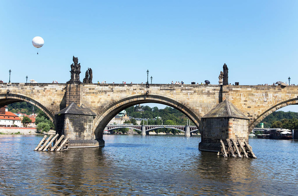 Most Karola i Wełtawa w letni słoneczny dzień. Praga, Republika Czeska. - Zdjęcie, obraz