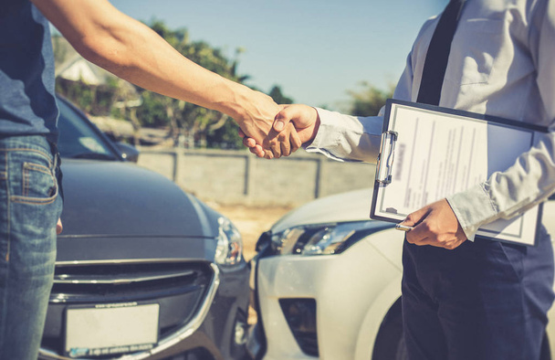 Customers shake hand with car insurance agents to enter into friendly terms and conditions, Car crash on the road concept. - Foto, imagen